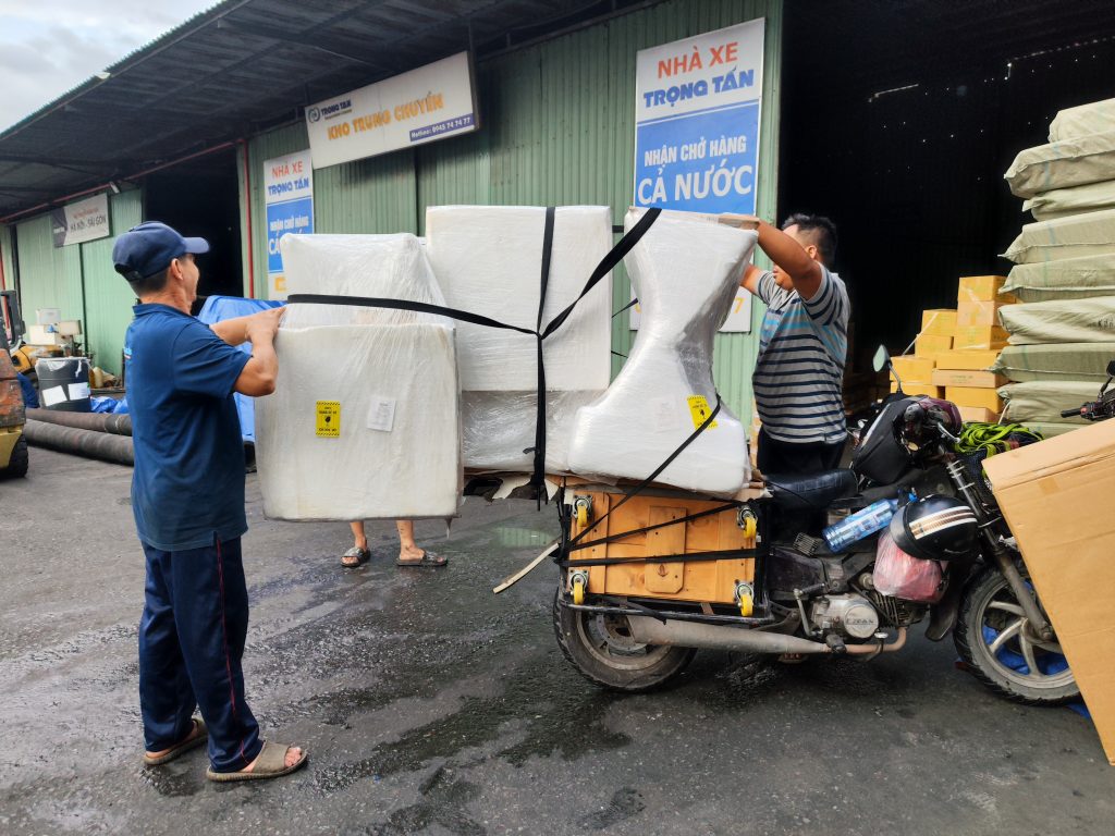 Khách mang hàng ra kho chành xe