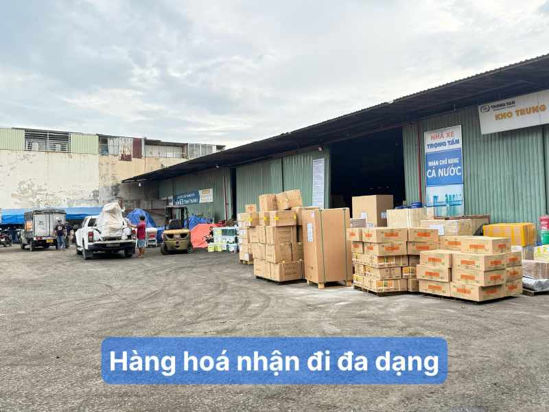 Hàng hóa nhận đa dạng tại bãi
