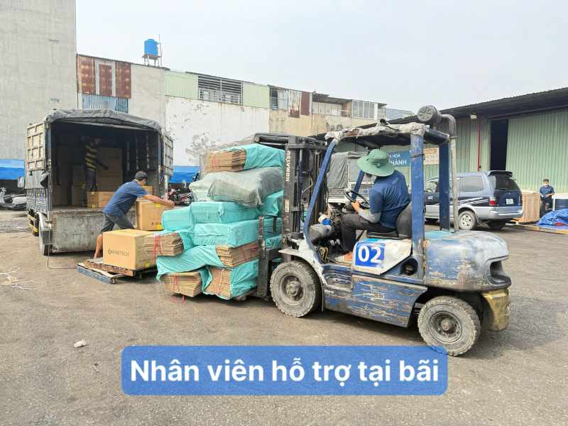 Nhân viên hỗ trợ bốc xếp tại bãi