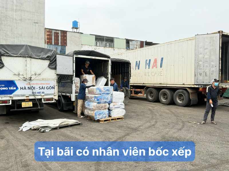 Tại bãi có nhân viên bốc xếp