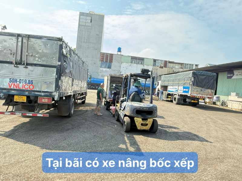 Tại bãi có xe nâng bốc xếp