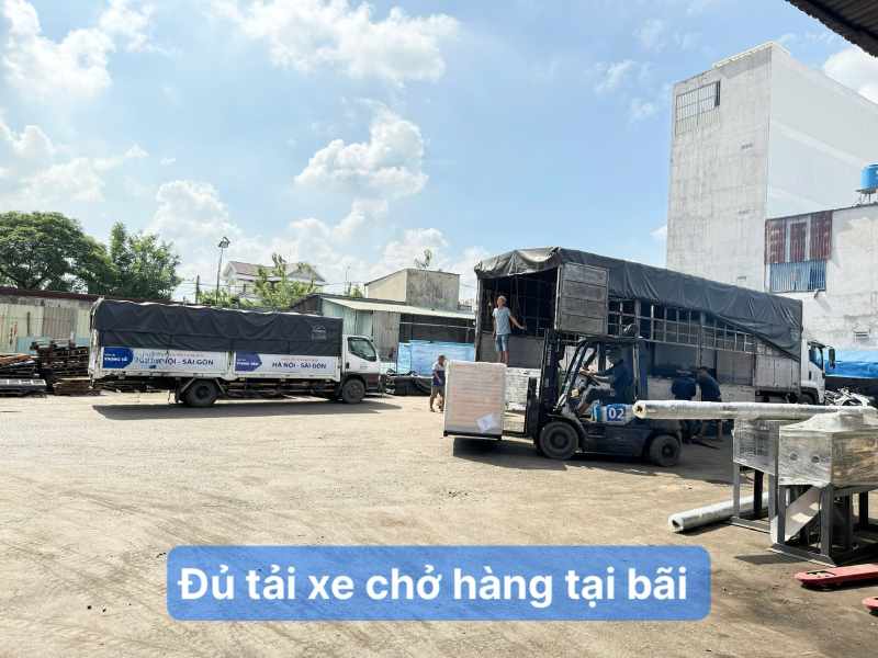 Xe đủ tải chở hàng tại Bãi