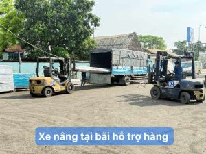 Xe nâng tại bãi hỗ trợ hàng