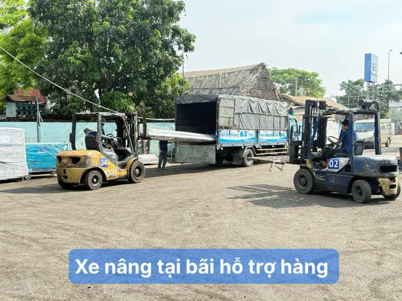 Xe nâng tại bãi hỗ trợ hàng