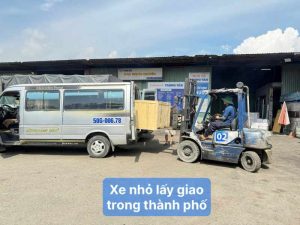 Xe nhỏ lấy giao trong thành phố