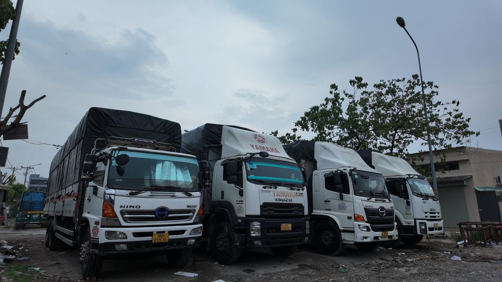 Các phương tiện vận chuyển đang sử dụng chuyển hàng đi Quận Hải An