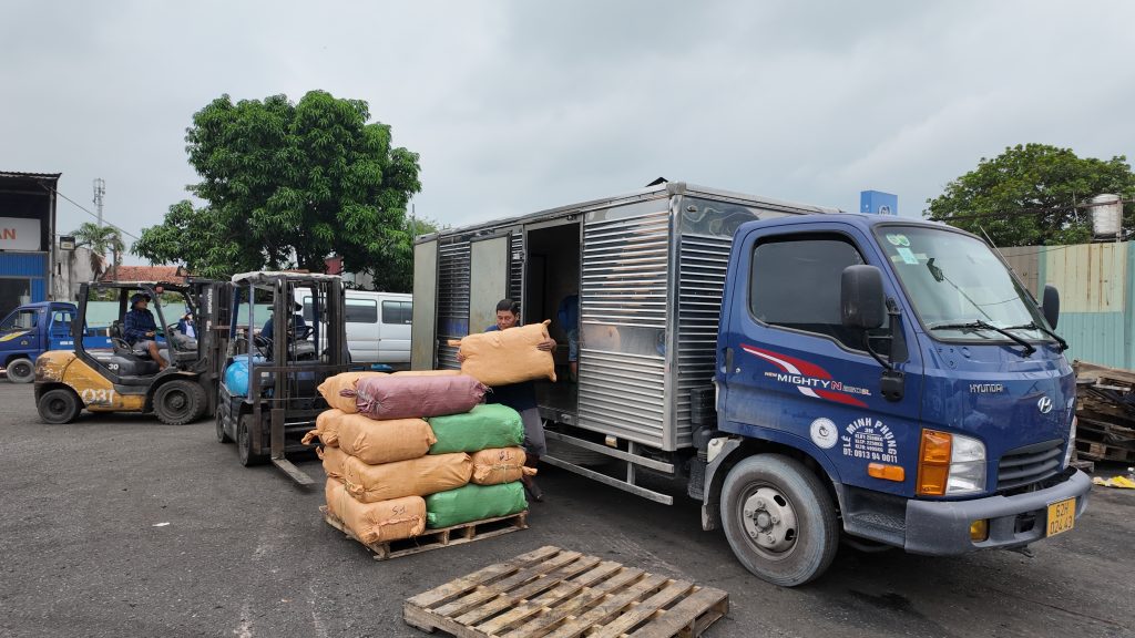Dịch vụ bốc xếp hàng hóa tại kho chành xe Trà Vinh đi Hải An