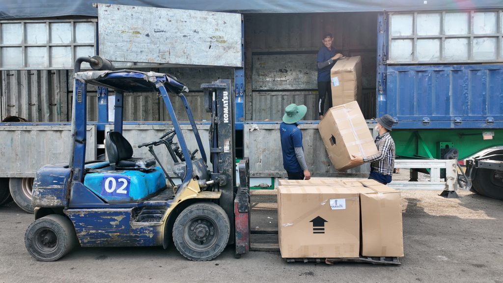 Hỗ trợ khách bốc xếp tại chành xe Sóc Trăng đi Hải An