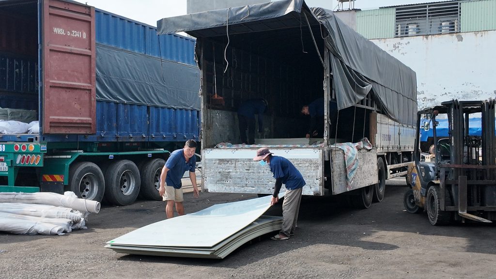Hỗ trợ nâng, hạ, bốc xếp hàng hóa tại chành xe TPHCM đi Hải An