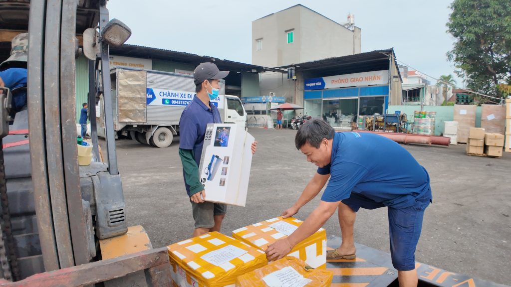 Hỗ trợ nâng hạ, bốc xếp tại hai đầu bãi