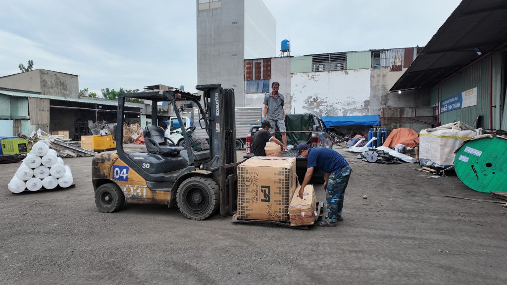 Kho có hỗ trợ xe nâng, nhân công bốc xếp hàng