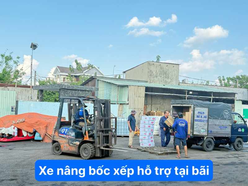 Bốc xếp xe nâng hỗ trợ tại bãi