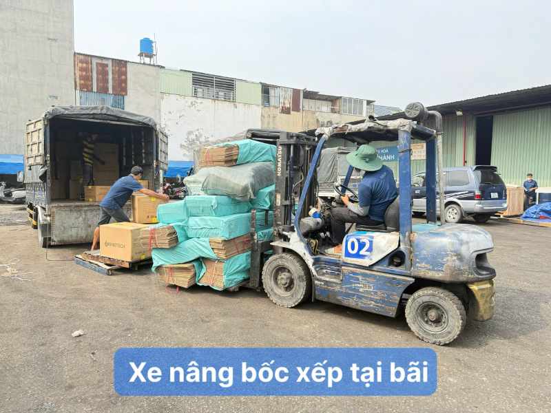 Bốc xếp xe nâng tại bãi
