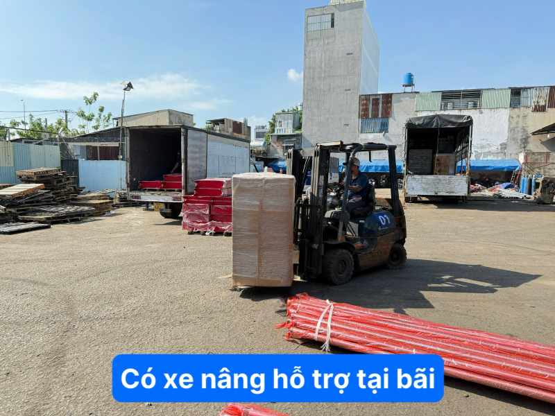 Có xe nâng hỗ trợ tại bãi