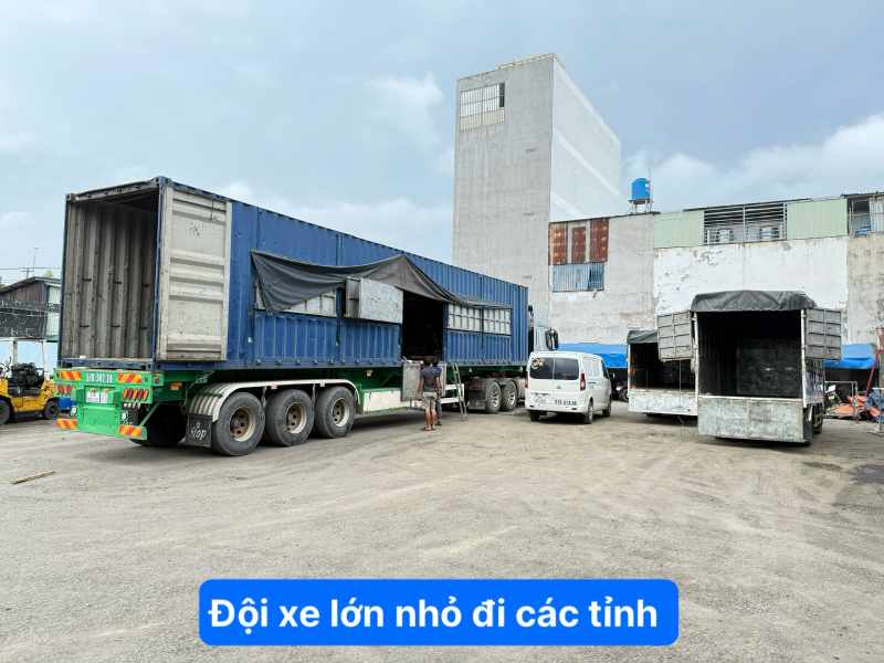 Đội xe lớn nhỏ đi các tỉnh