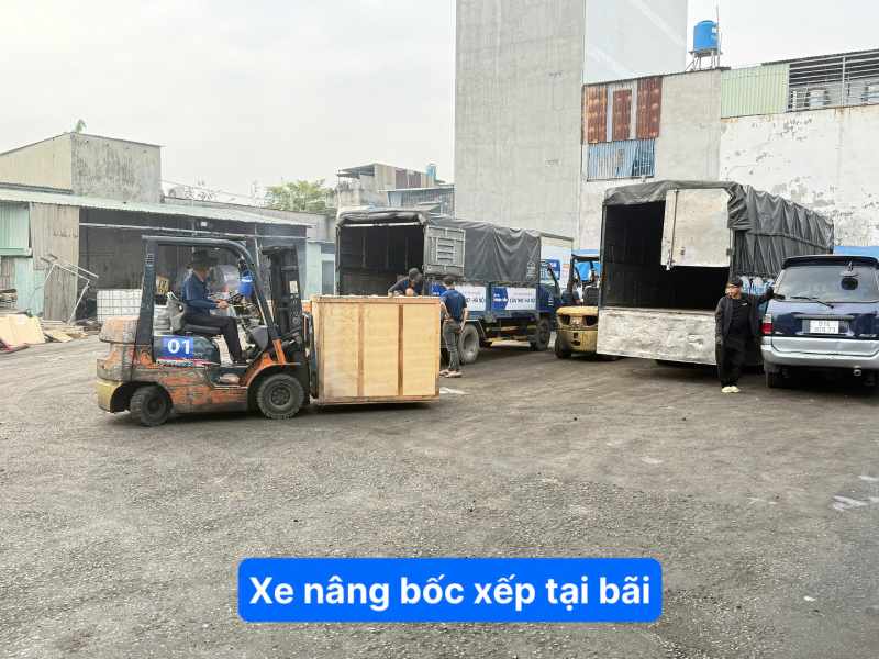 Xe nâng bốc xếp tại bãi