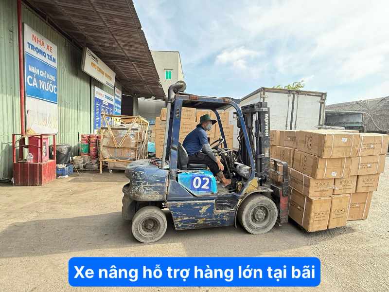 Xe nâng hỗ trợ hàng lớn tại bãi