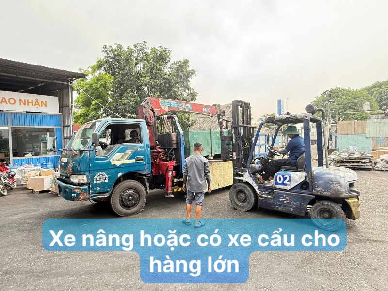 Xe nâng xe cẩu hỗ trợ hàng