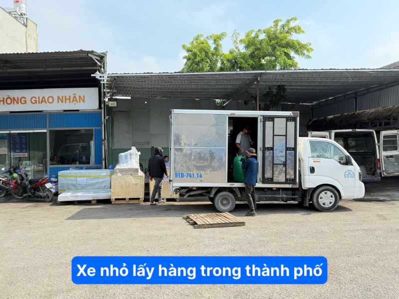 xe nhỏ lấy giao trong thành phố