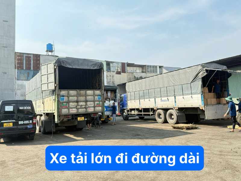 xe tải lớn đi đường dài