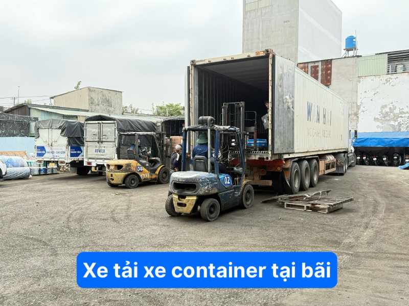 Xe tải xe container tại bãi 