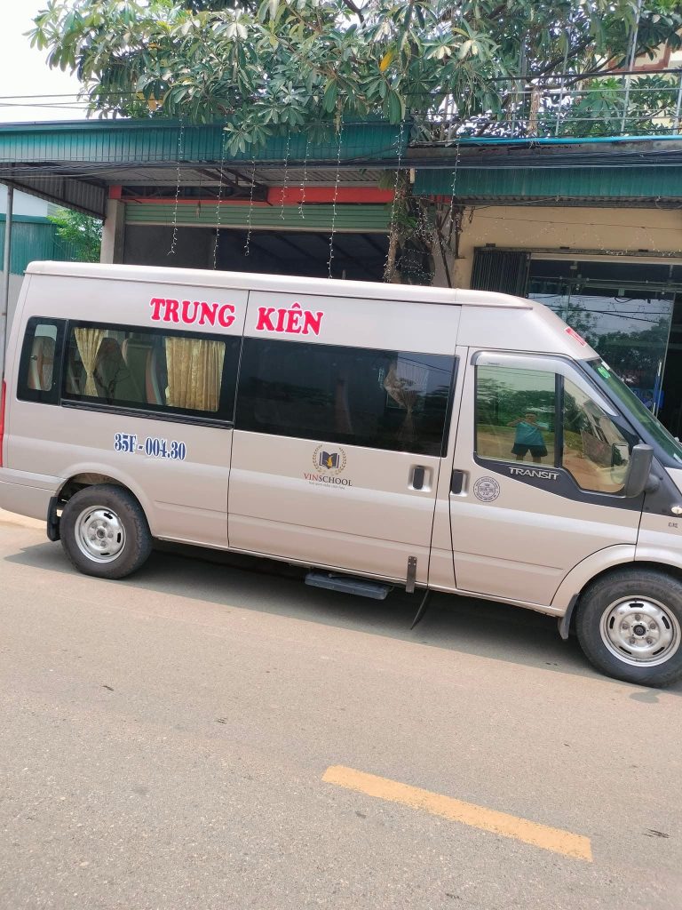 Xe khách kiêm nhận hàng hóa
